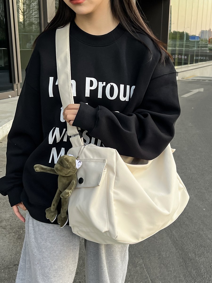 A slashy-packed man-size day is a one-shoulder-size sportsman's bag, a recreational traveler's gym bag