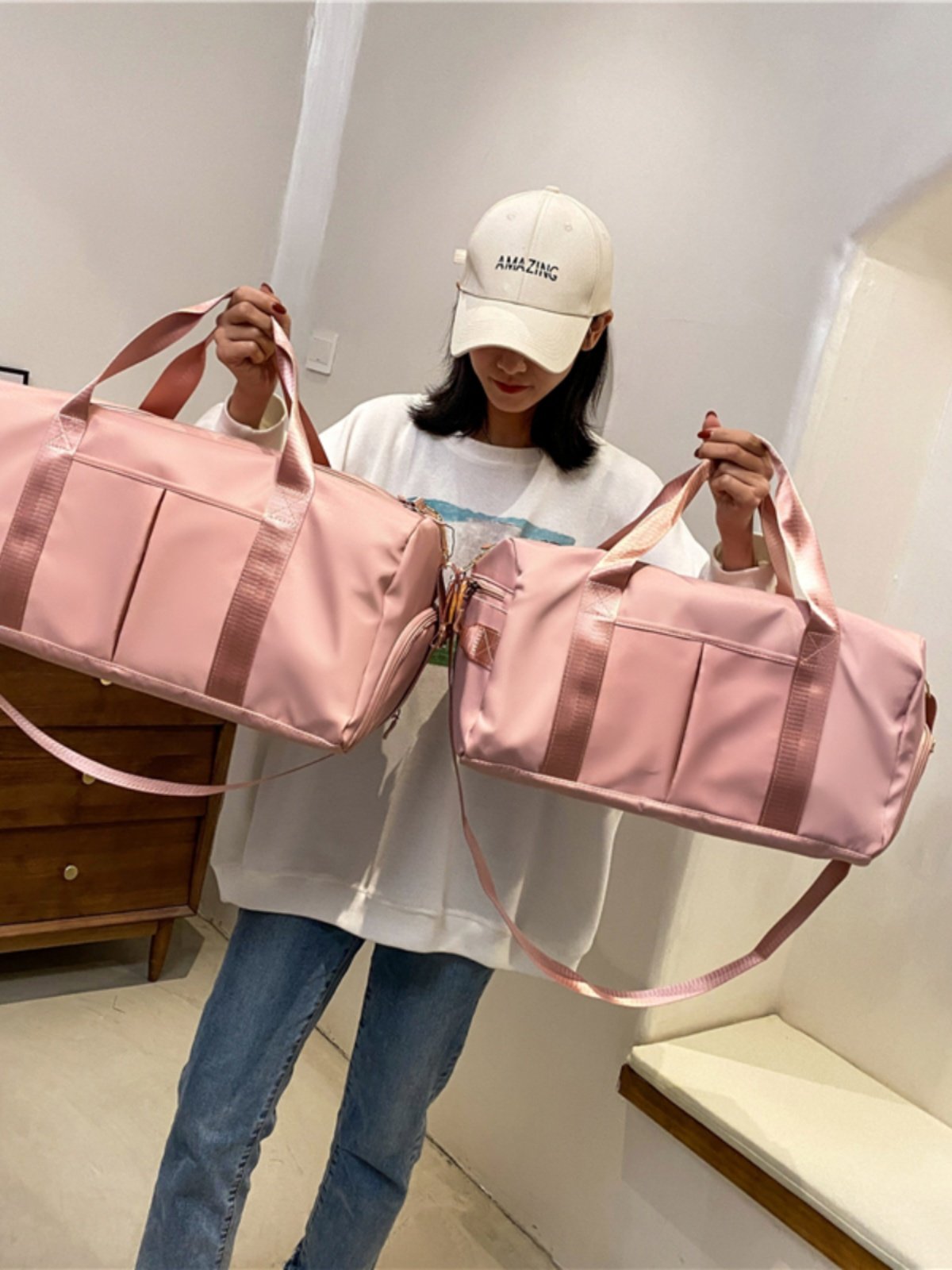 the gym bag girl swims dry and wet and separate yoga packs, and the gym bag is customised to print logo