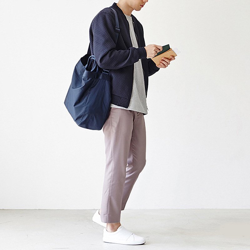 A large-capacity hand-carriage bag with a nylon super-recreational slant across the men's outdoors