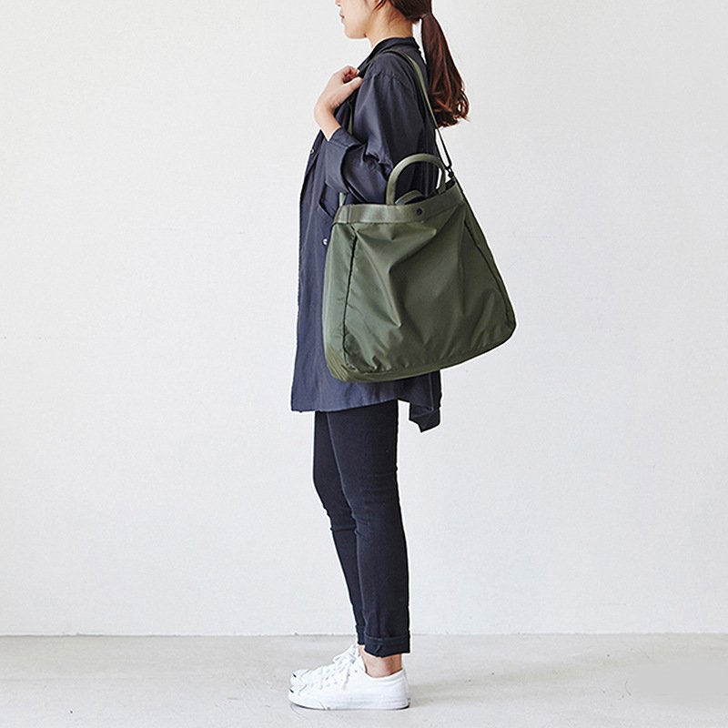 A large-capacity hand-carriage bag with a nylon super-recreational slant across the men's outdoors