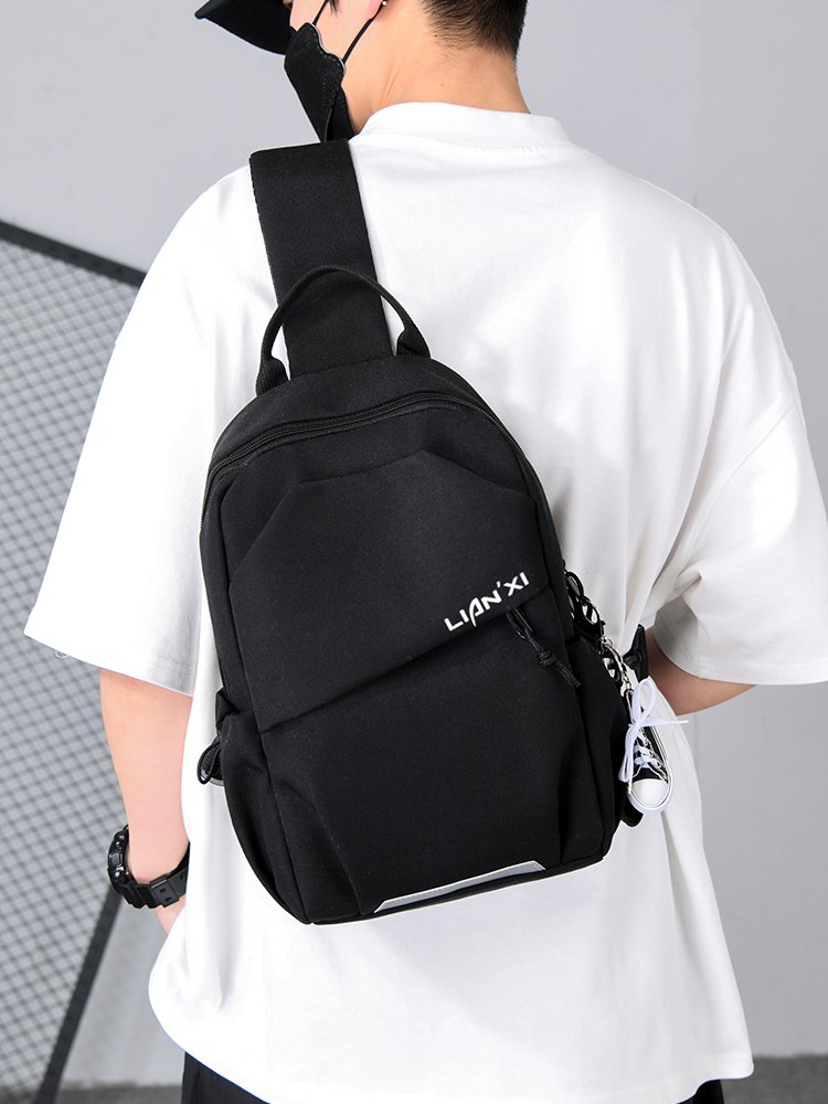 The Korean version of the short-and-sweet backpack, with a slant-t-and-swirl bag for men and women with large-capacity students