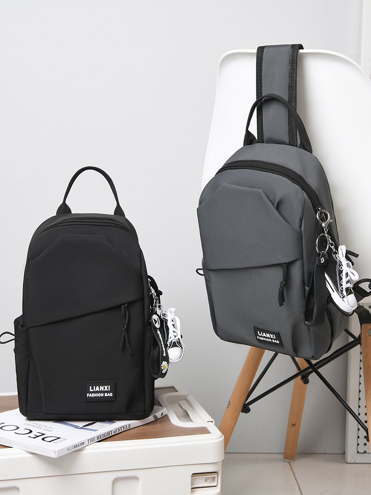 The Korean version of the short-and-sweet backpack, with a slant-t-and-swirl bag for men and women with large-capacity students