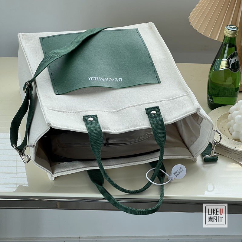 Original home-made zipper tatters for students to eat in a lunch box with a simple rest-and-leave handbag