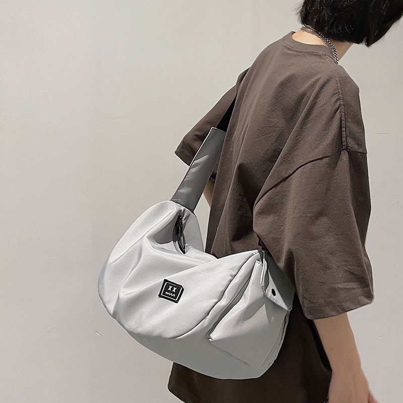 Gymnasium and Gymnasium Packs for a woman with a lot of light baggage for a man with a traveler's backpack