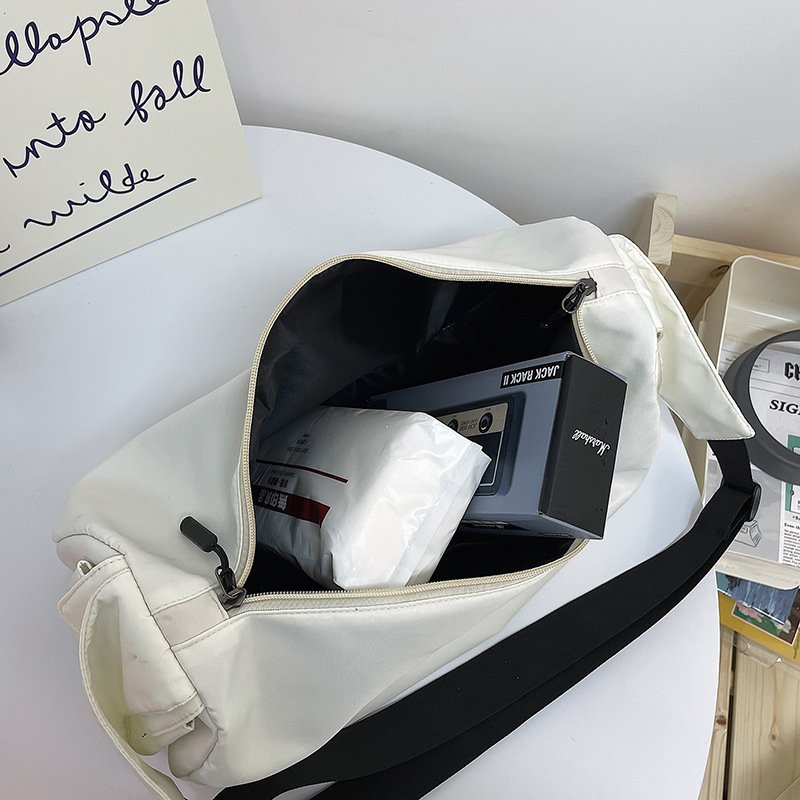 Gymnasium and Gymnasium Packs for a woman with a lot of light baggage for a man with a traveler's backpack