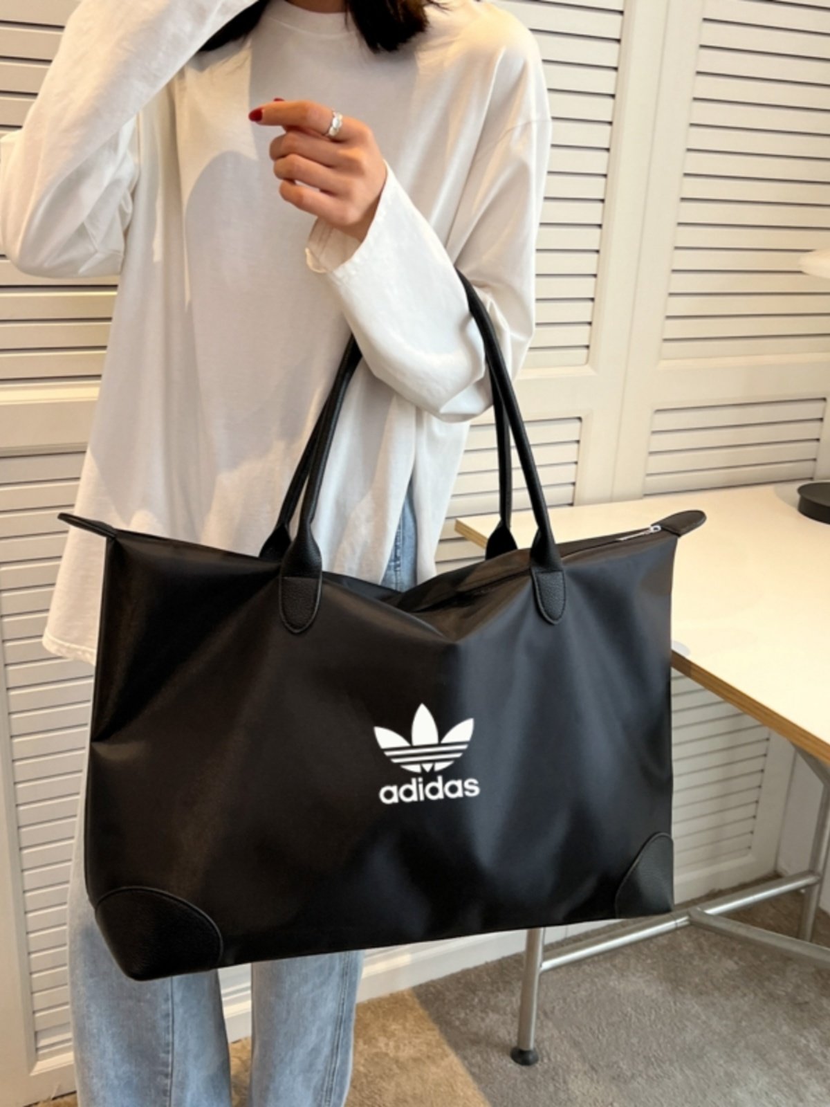 Adidas Adidas has a large hand-held bag of bags for delivery and a three-leaf gymnasium bag