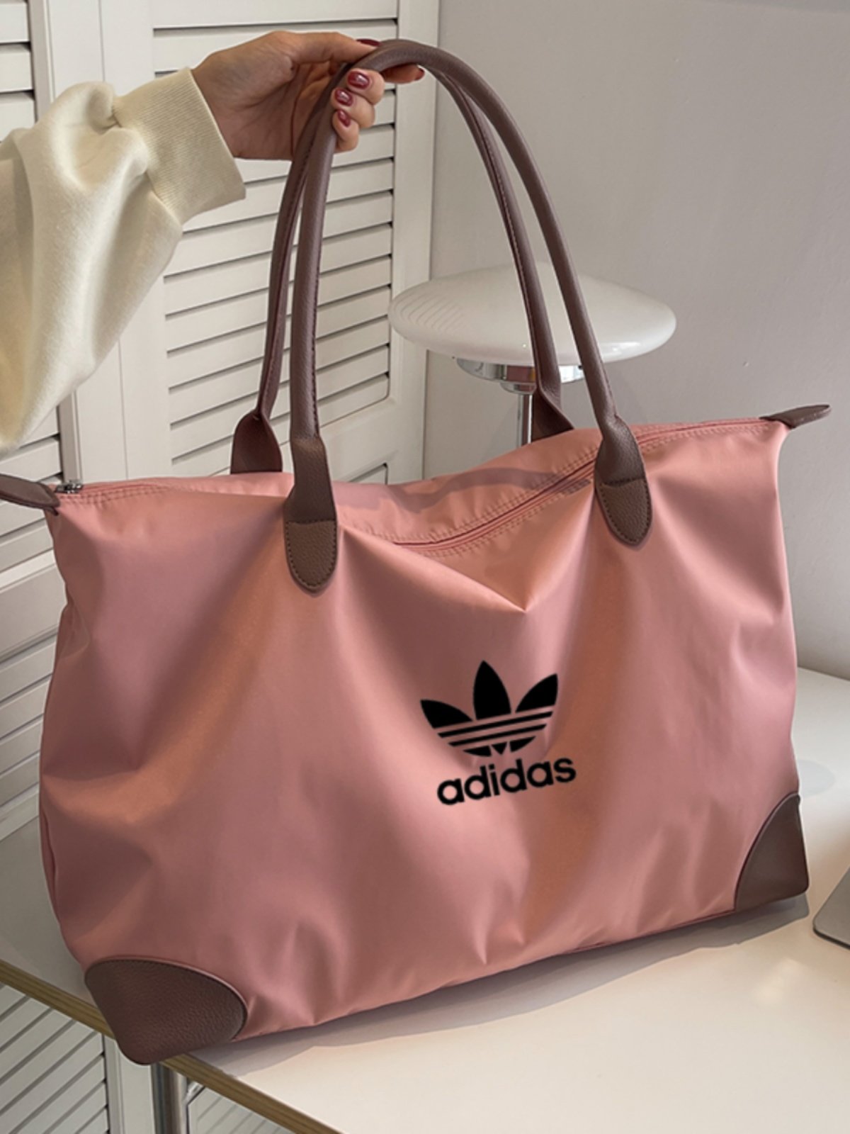 Adidas Adidas has a large hand-held bag of bags for delivery and a three-leaf gymnasium bag