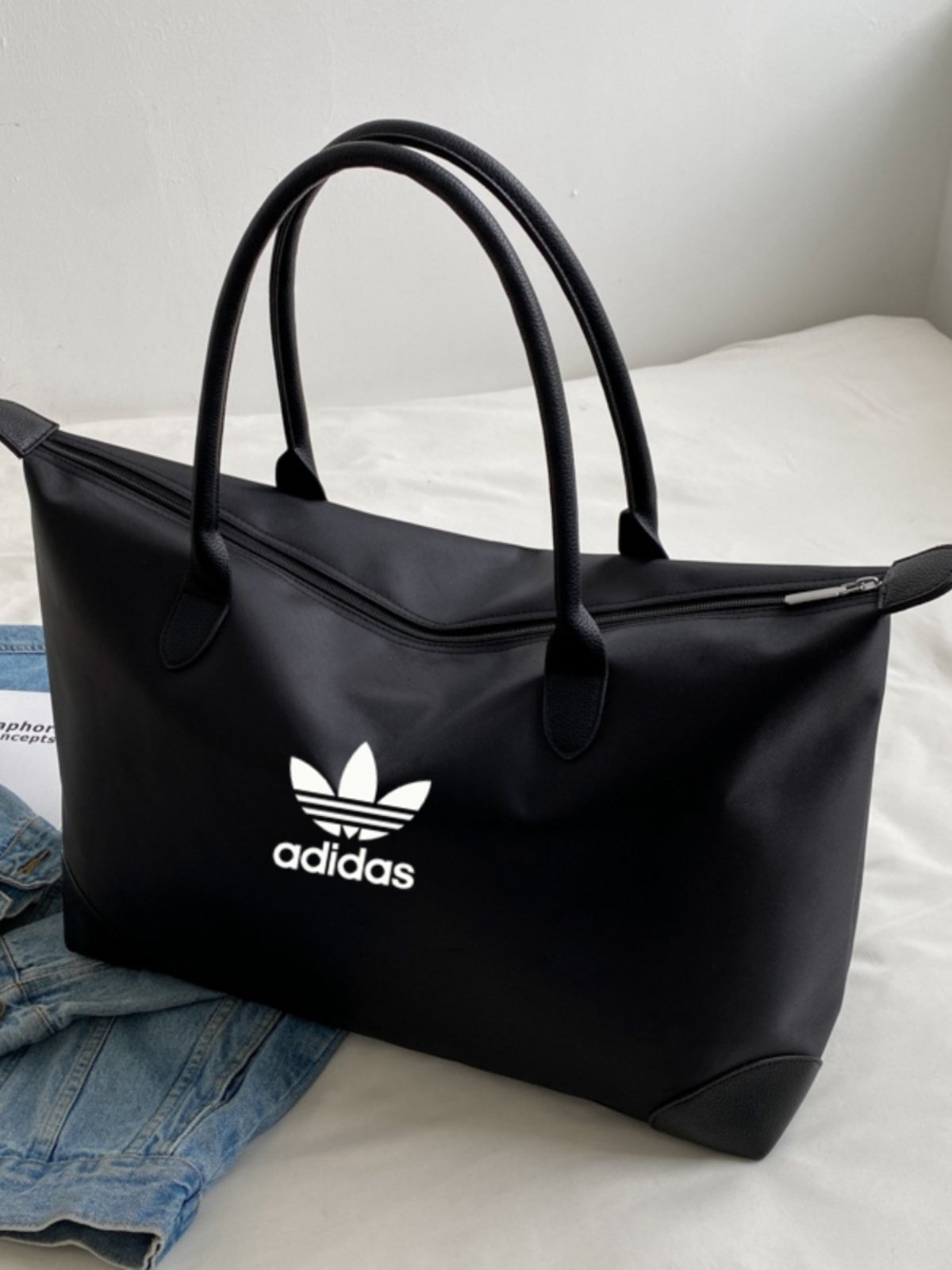 Adidas Adidas has a large hand-held bag of bags for delivery and a three-leaf gymnasium bag