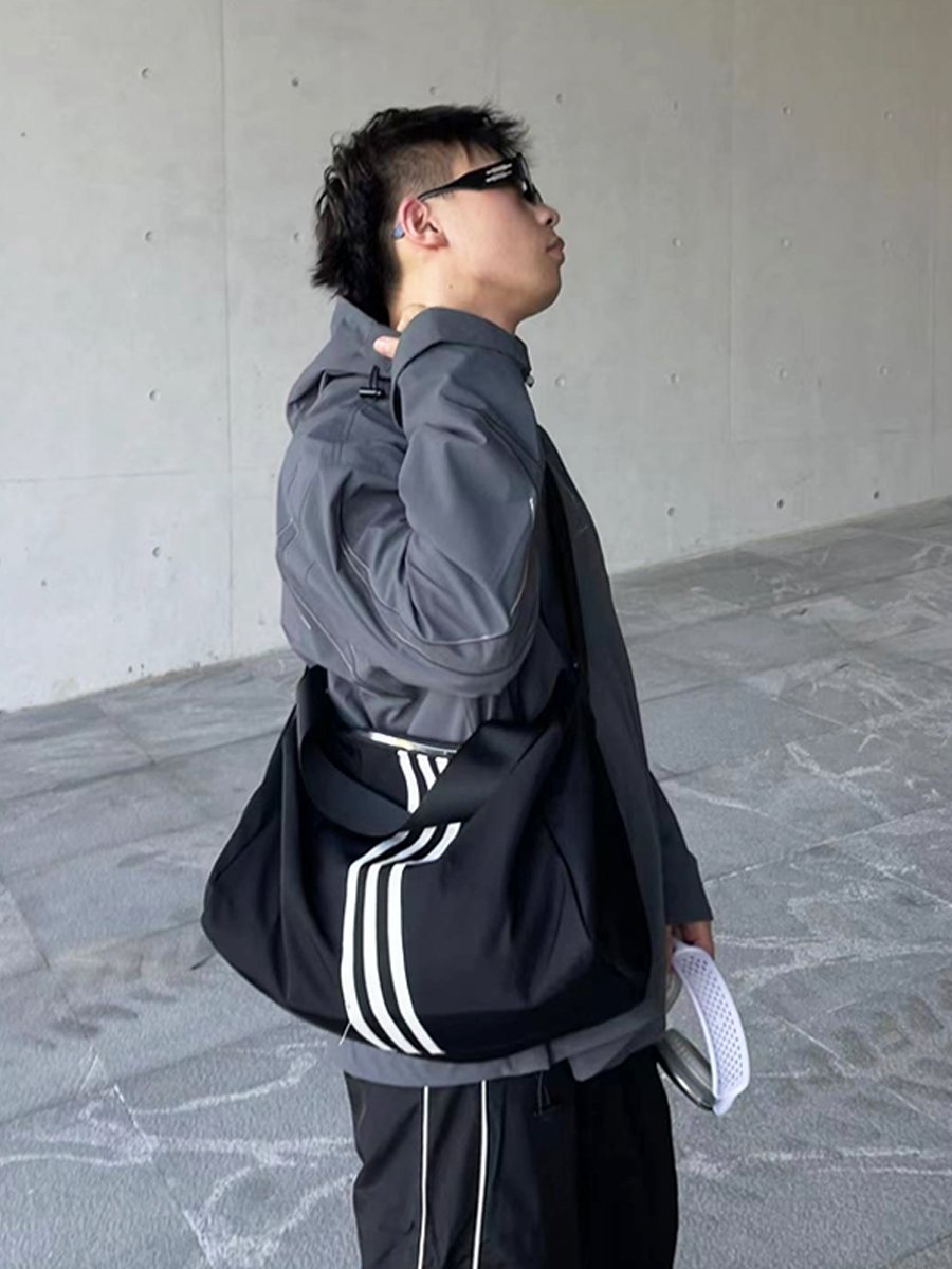 HIGH CAPACITY OF SINGLE-SHOULDER, DRY-WET-SEPARATED SWIM PACKS, BOTH MALE AND FEMALE, FOR A SPORTS AND SPORTS TRIP BY YUEN