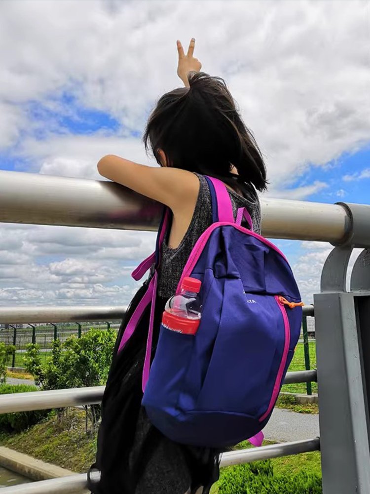 Two-shoulder backpacks for children outside of Dikaze