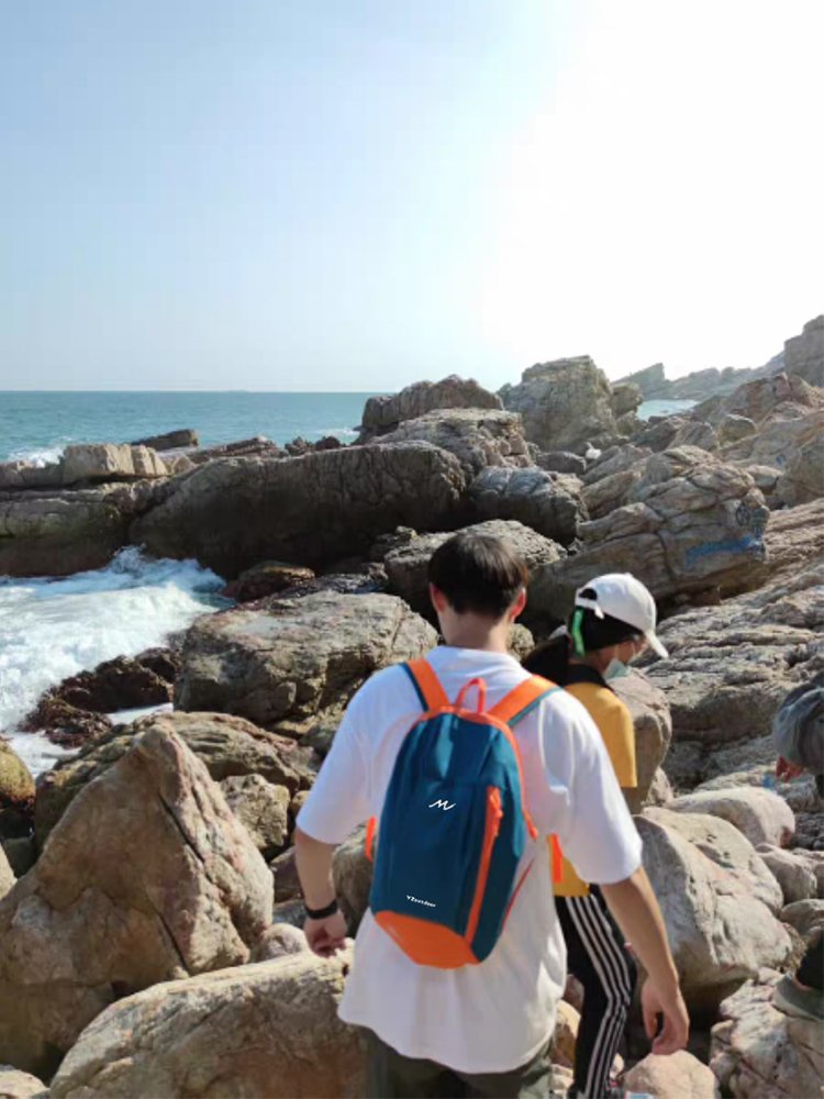 Two-shoulder backpacks for children outside of Dikaze