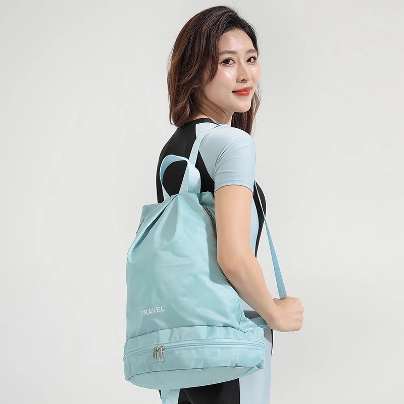 Swimming packs of women's dry and wet separation gyms equipped with male swimsuits and waterproof bags