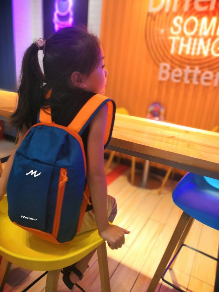 TWO-SHOULDER-BACKED WATERPROOF AND LIGHT-FOR-SPEECH SPORTS KIT FOR CHILDREN OUTSIDE DIKA