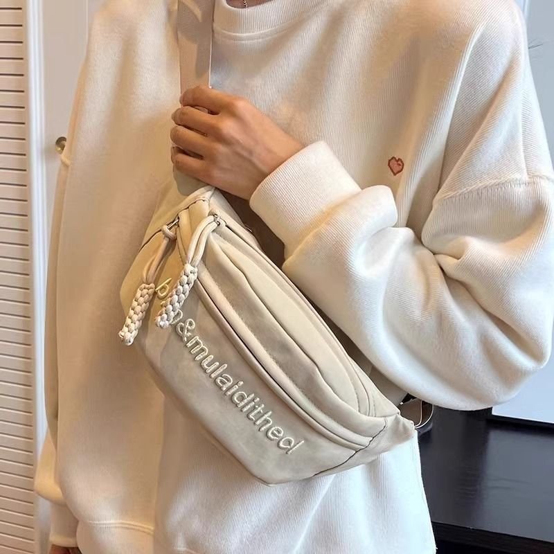 A slashy-packed, single-shoulder chest bag for a man's exercise