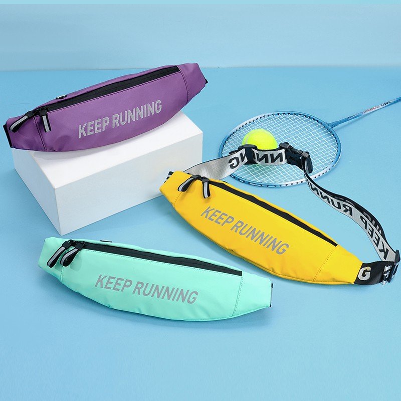 A guy runs a multi-purpose outdoor mobile phone bag, a man and a woman, a professional-level