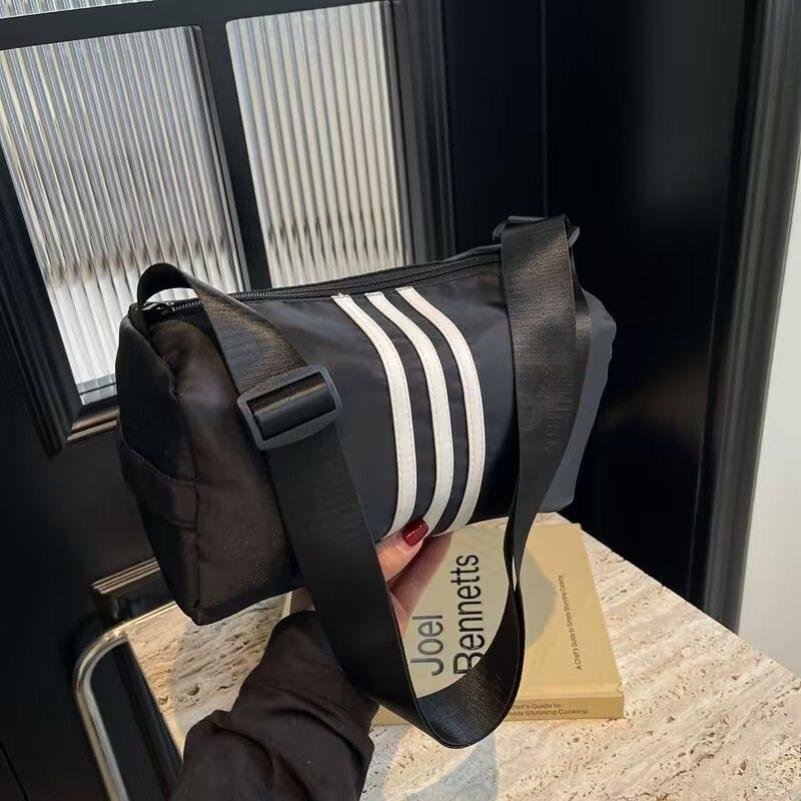 A new 2023 Fashion Sports Pack, short-distance travel pillow, wide-shoulder slant bun