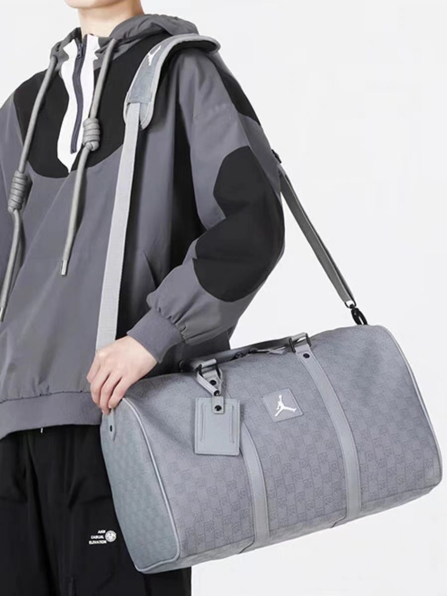 A NEW JORDAN AJ SLURRY BAG FOR HIGH-CAPACITY OUTDOOR SPORTS TRAINING FOR MEN AND WOMEN