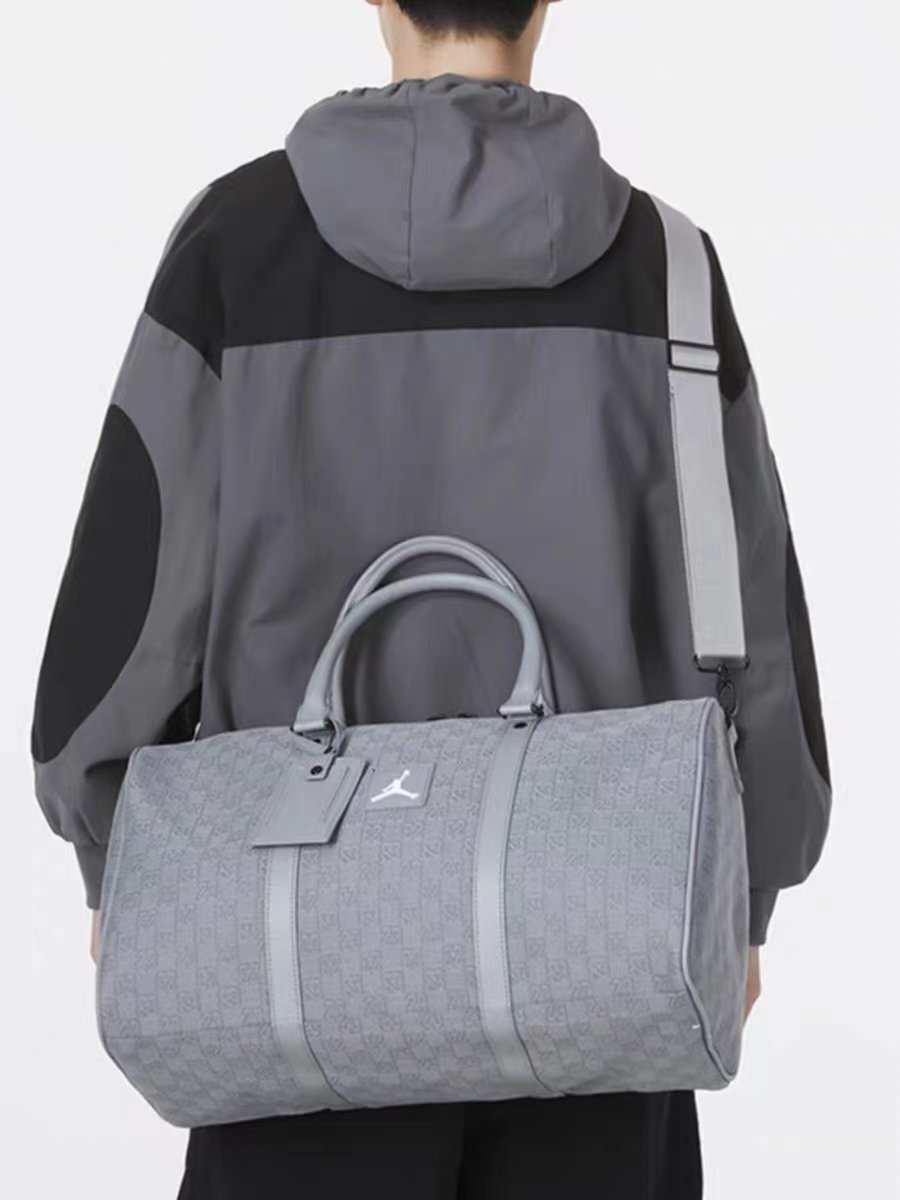 A NEW JORDAN AJ SLURRY BAG FOR HIGH-CAPACITY OUTDOOR SPORTS TRAINING FOR MEN AND WOMEN
