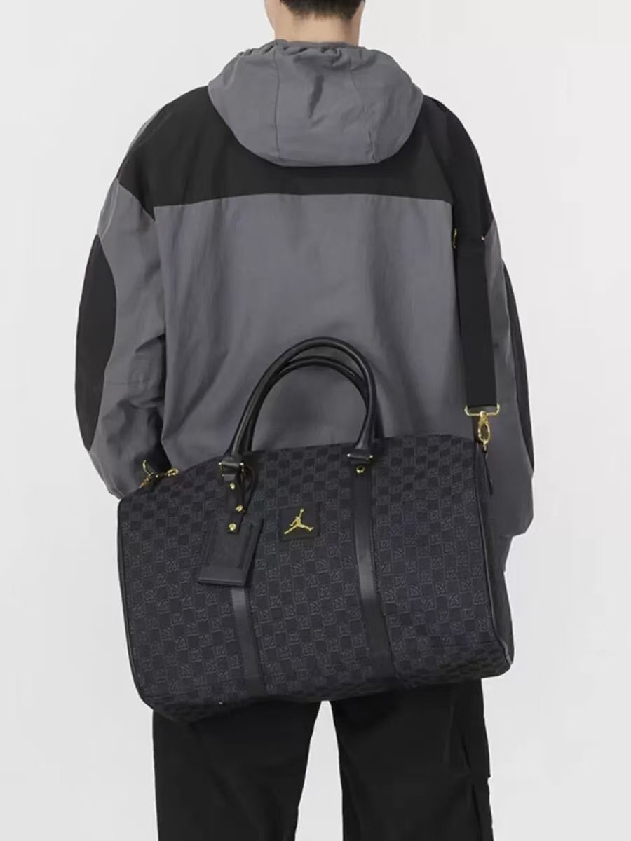 A NEW JORDAN AJ SLURRY BAG FOR HIGH-CAPACITY OUTDOOR SPORTS TRAINING FOR MEN AND WOMEN