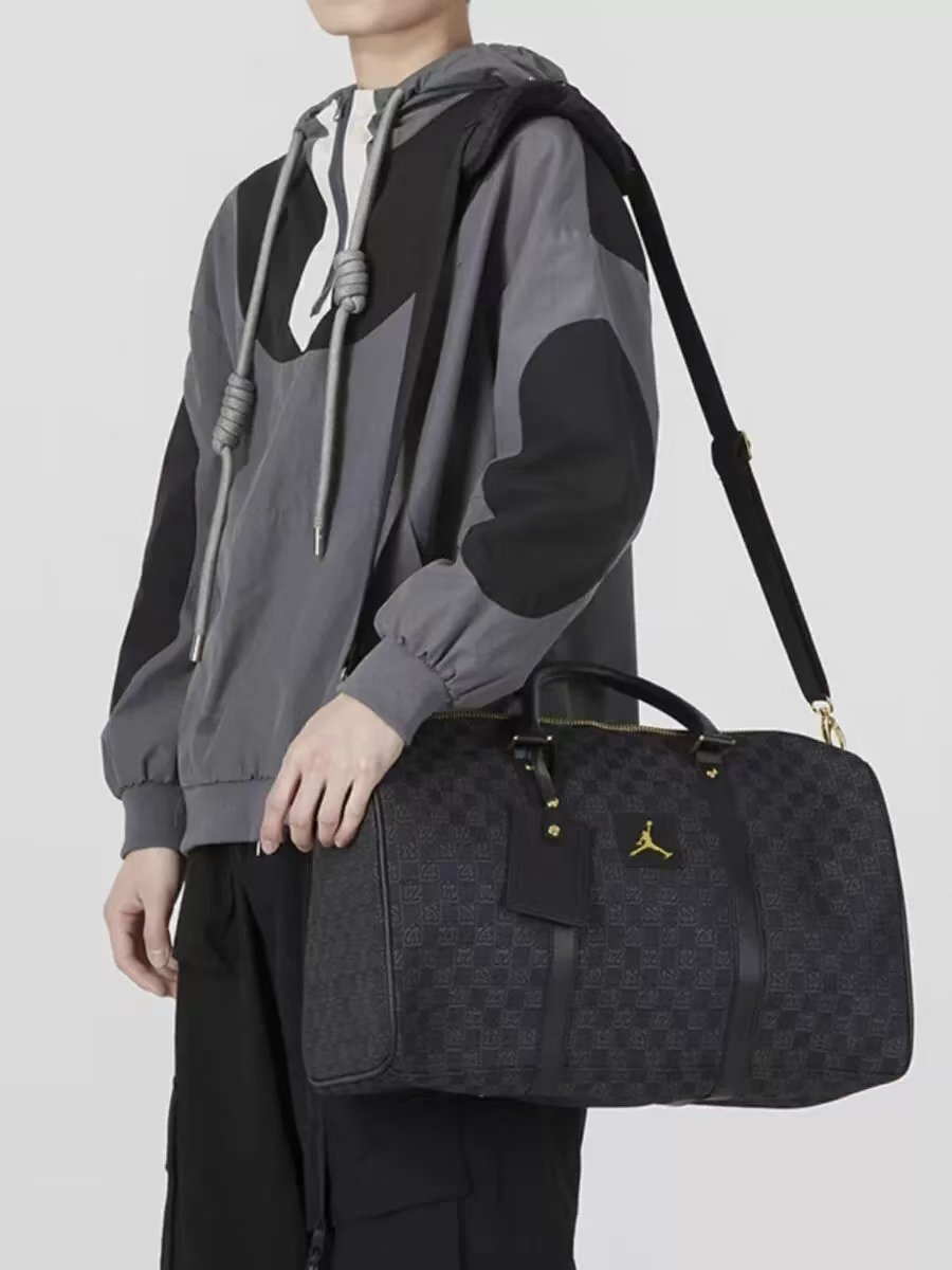 A NEW JORDAN AJ SLURRY BAG FOR HIGH-CAPACITY OUTDOOR SPORTS TRAINING FOR MEN AND WOMEN
