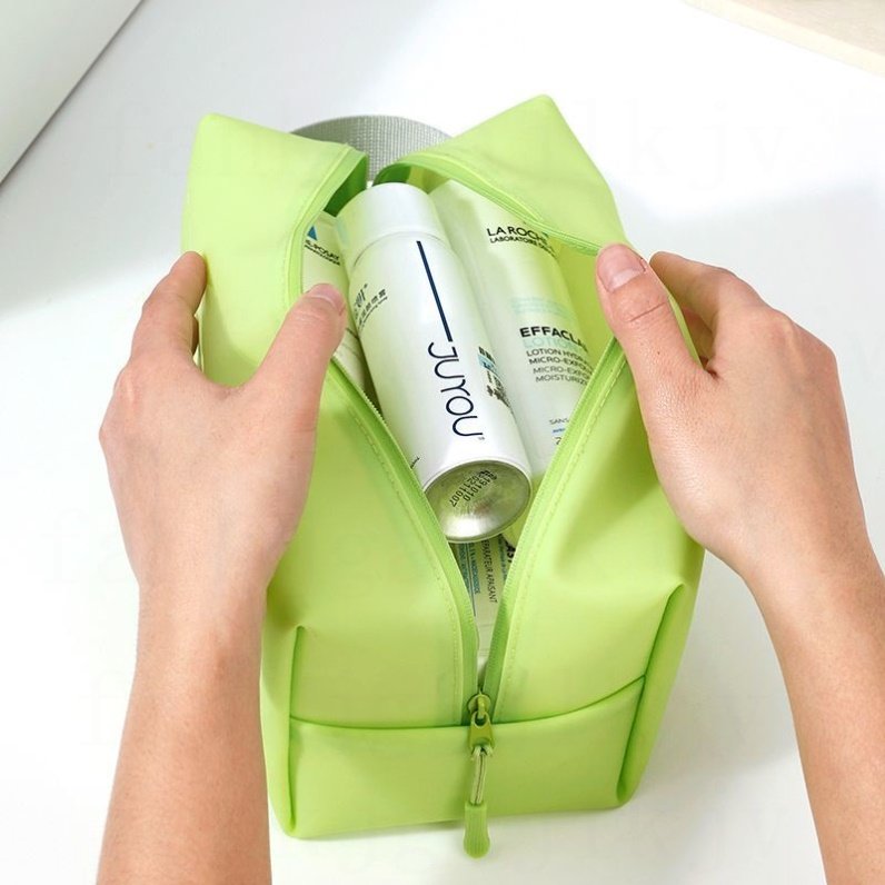 Swimbags are waterproof and packs of swimsuits are packed with stylists, men's and women's sports, beach cleaning