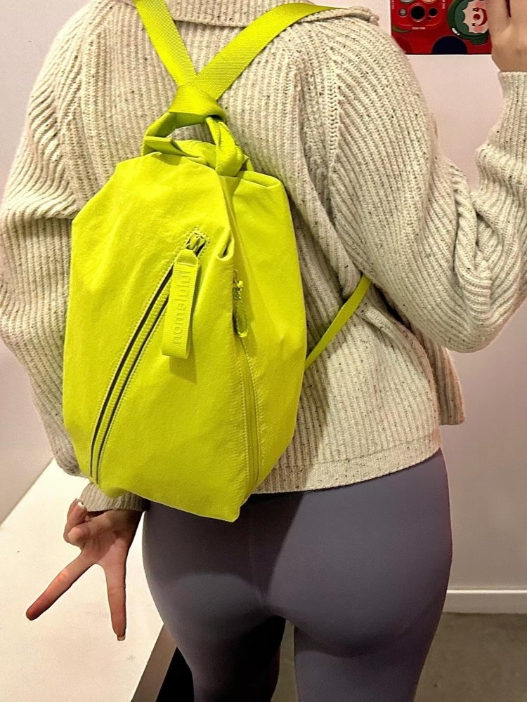 Lulemon Fast Track 2.0 rides a one-shoulder slant handbag, a yoga bag, protein