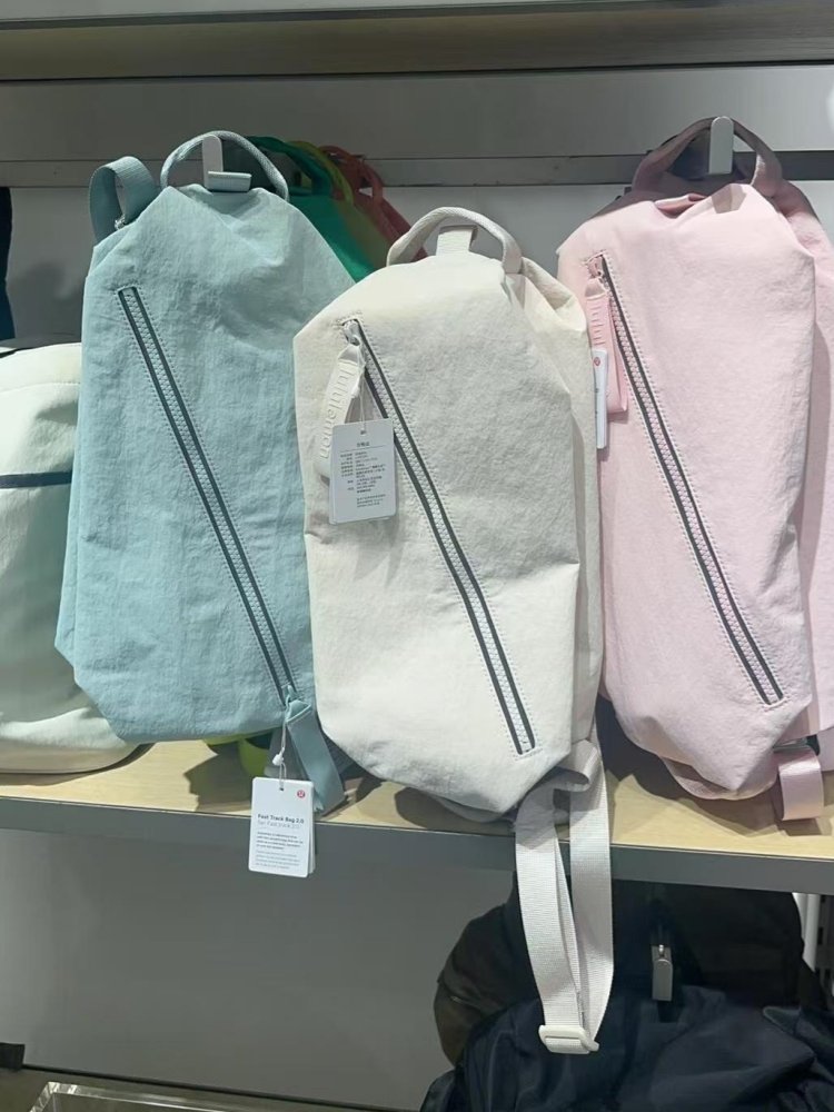 Lulemon Fast Track 2.0 rides a one-shoulder slant handbag, a yoga bag, protein