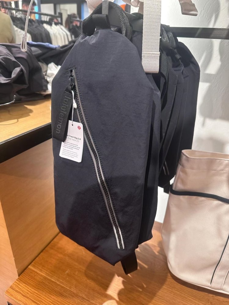 Lulemon Fast Track 2.0 rides a one-shoulder slant handbag, a yoga bag, protein