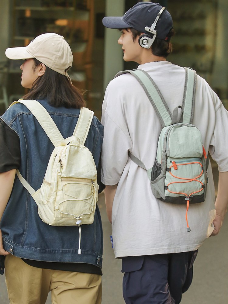 A mini-shoulder, a man and a woman in a fashion outdoor exercise, rides a little backpack picnic, picks up a little hiking bag