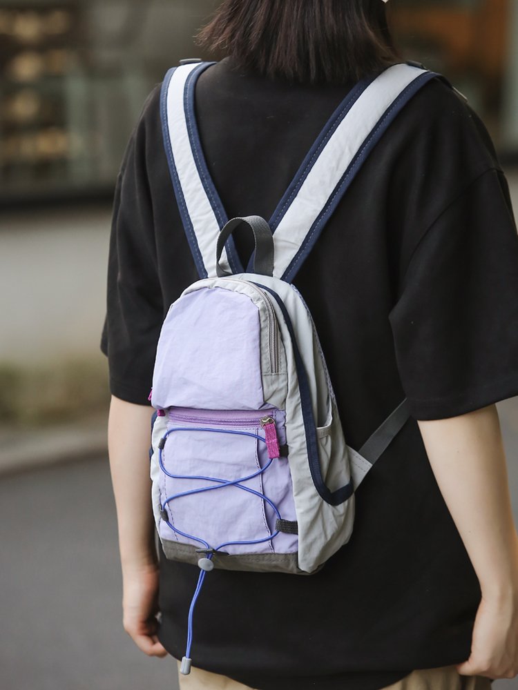 A mini-shoulder, a man and a woman in a fashion outdoor exercise, rides a little backpack picnic, picks up a little hiking bag
