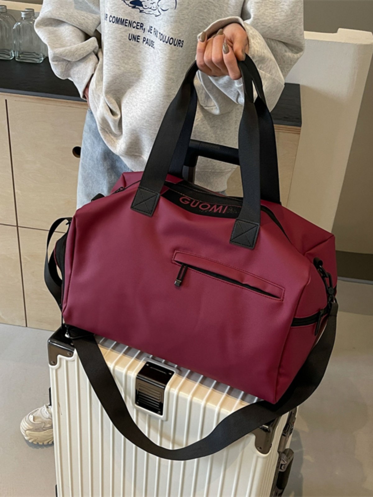A light exercise bag for men swimming and waterproof short trip packs for women with a large capacity to travel in handbags
