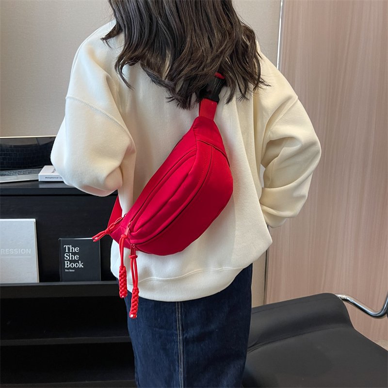 The red pecs bag for the girls' leisure movement, and the small rags and rags and rags and rags and rags and tacks