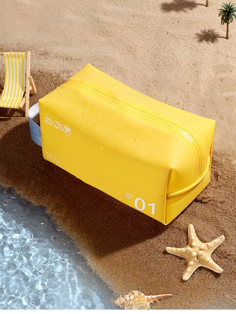 Swimbags are waterproof and packs of swimsuits are packed with stylists, men's and women's sports, beach cleaning