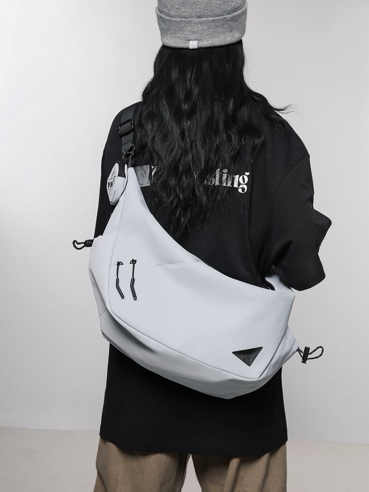 A new 2024 fashion machine with a slant bag for boys can ride a sports-tide mailman