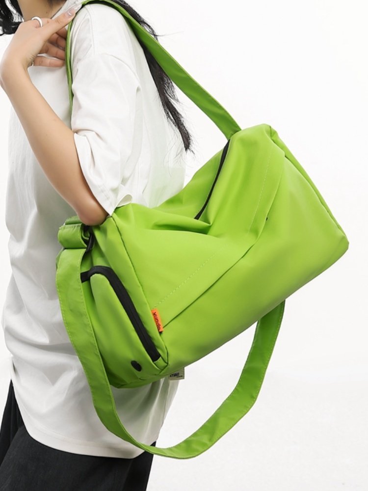 A stylist, a woman's large-capacity handbag, a dry, wet-separated gym bag, a man can pull a pole and slop a bag