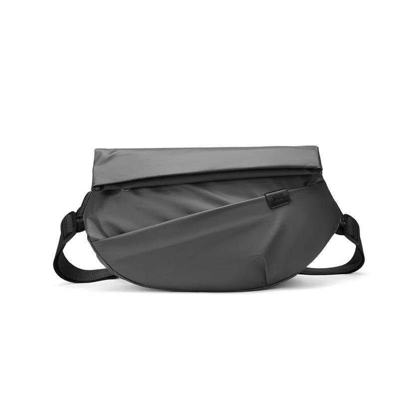 A man with a big capacity chest bag for a young person with a high-sweety-sweety back pocket