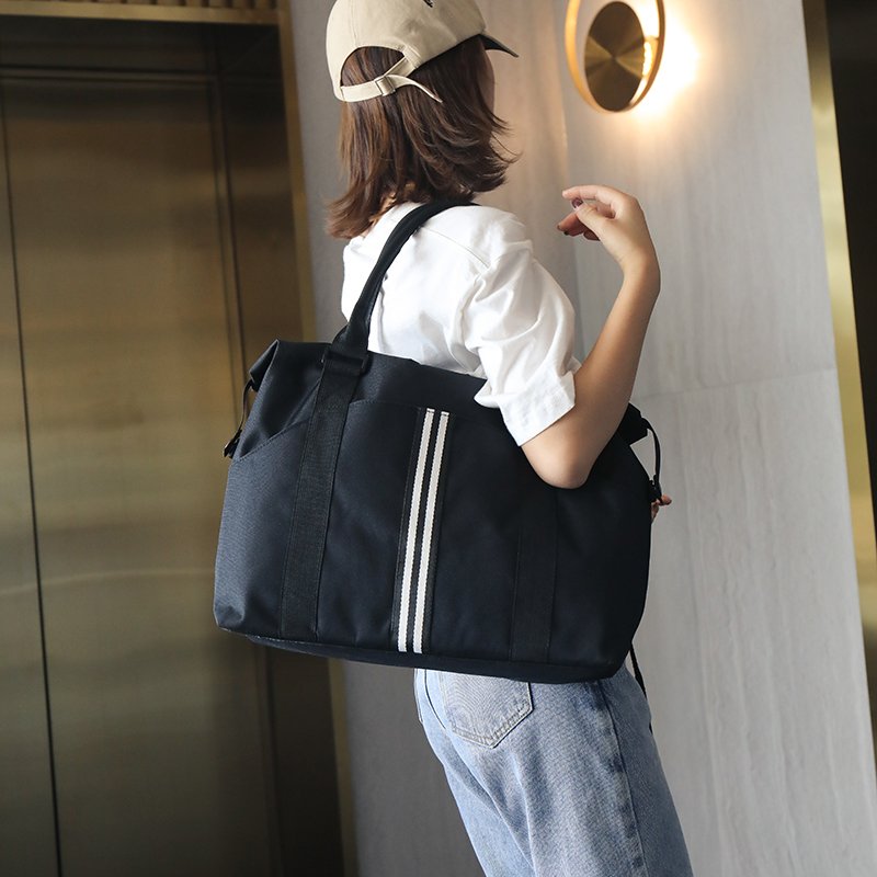 Hand-held travel packs with large, short-distance, one-capable shoulder packs to fold leisure time travel kits