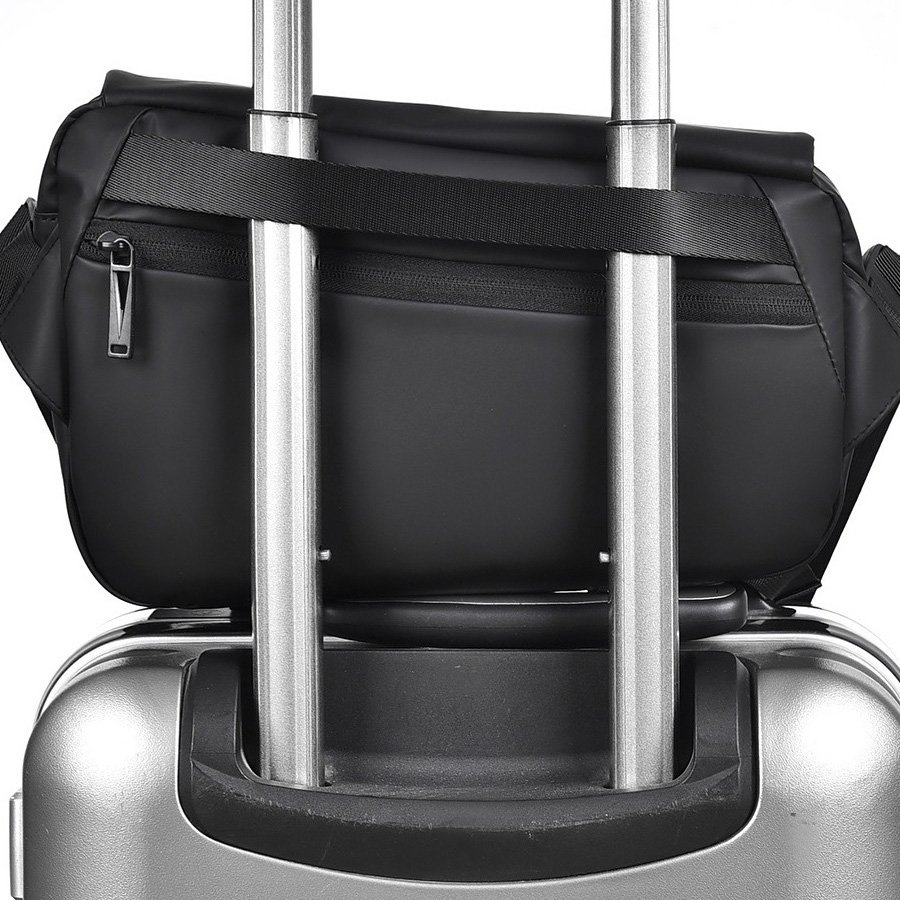 The girl's running cell phone is slanted, and there's a 2024 new one-shoulder bag for boys