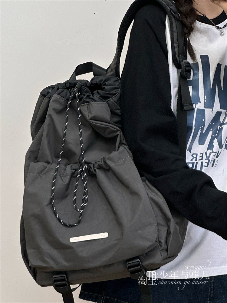 An outdoor exercise double-shoulder, light-water-proof rope trip for college students with school commuting backpacks