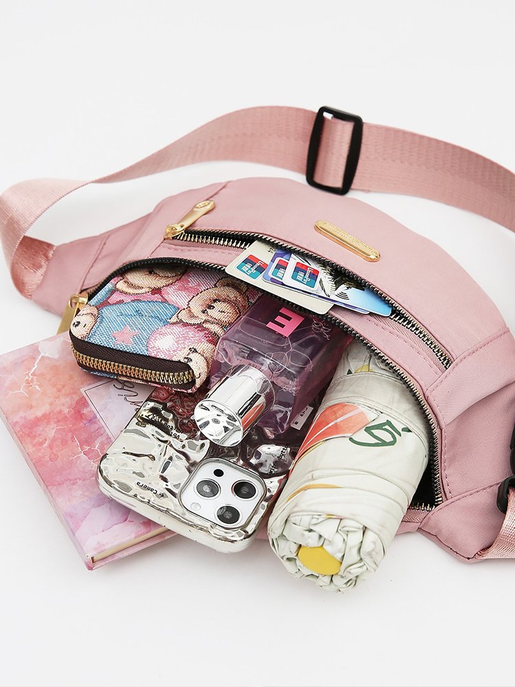 A cashier's bag for men and women on commuting trips