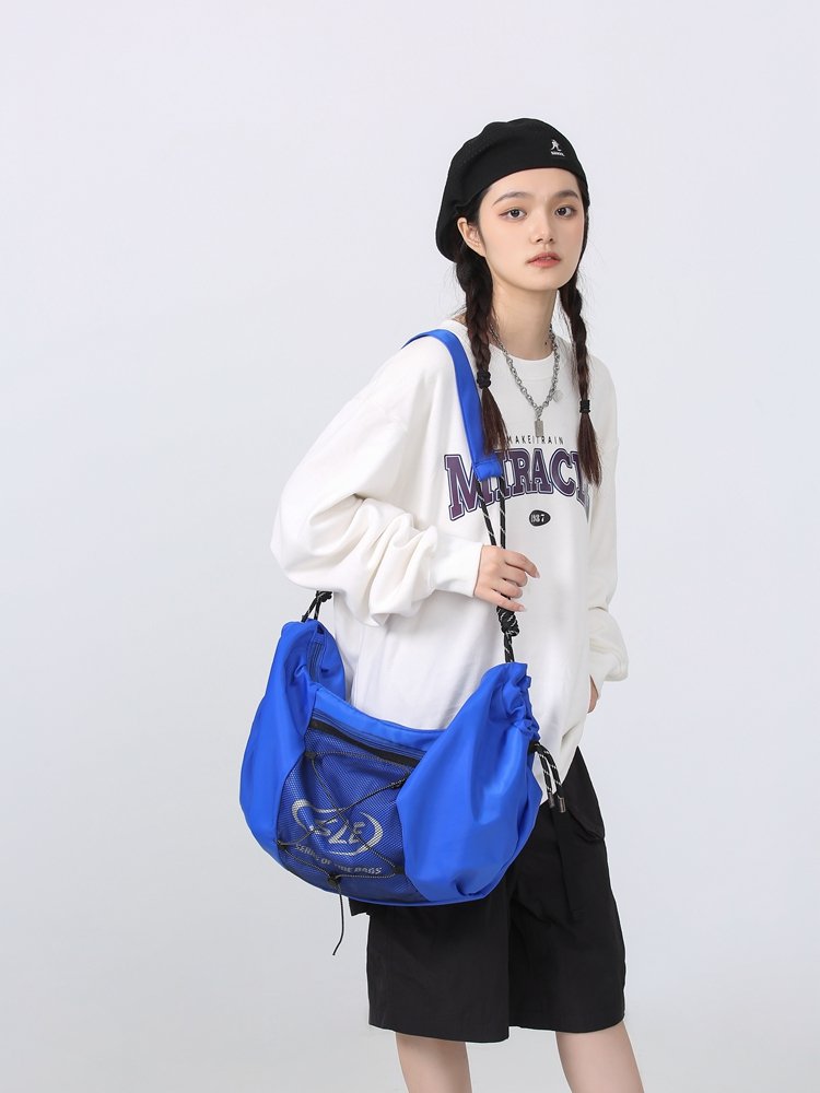 An electric ventilation tweezer bag for a woman with a high-capacity twilight twig bag and a single shoulder bag for a full-packed twig