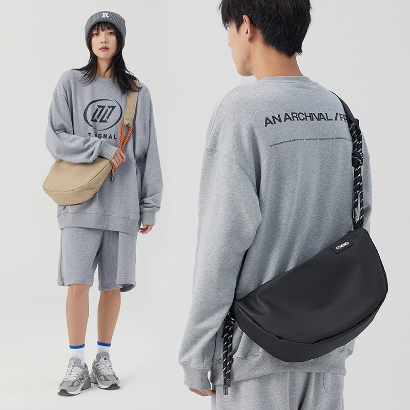 A 2024 new large-capacity commuting pack for a man in a slop bag and a man in a one-shoulder bag