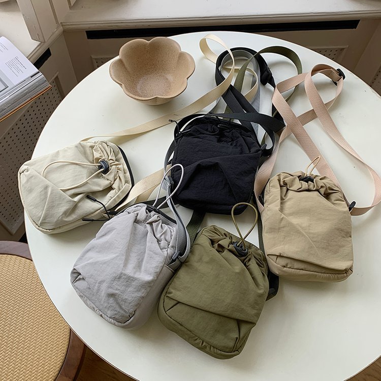 Light Quantified Tilt Pack Day is a waterproof nylon Oxford-protected mobile phone bag for men and women who walk outside the house