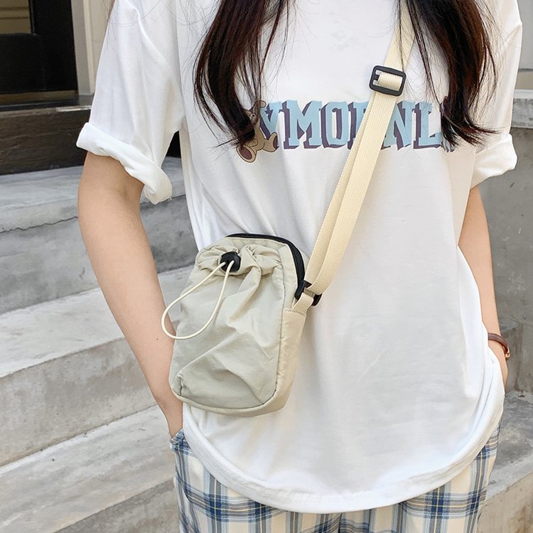 Light Quantified Tilt Pack Day is a waterproof nylon Oxford-protected mobile phone bag for men and women who walk outside the house