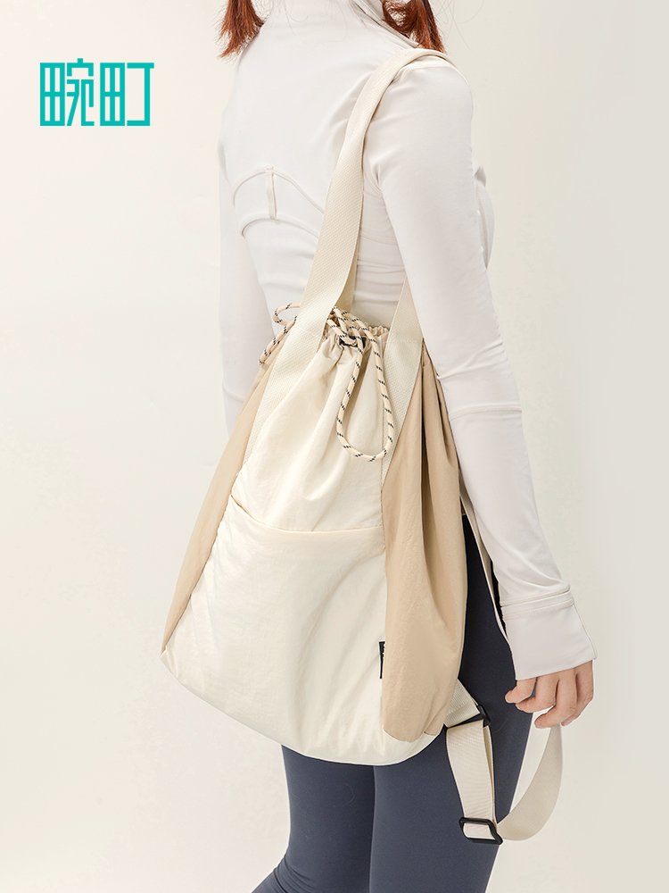 A small-time series of slashy twigs for women with a large capacity of waterproof sports