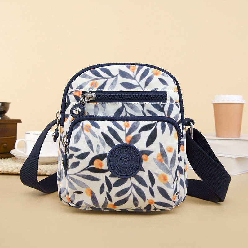 A water-slash-proof handbag, a multi-layer handbag, a small handbag, and a one-shouldered nylon atmosphere