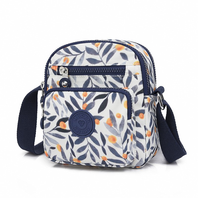 A water-slash-proof handbag, a multi-layer handbag, a small handbag, and a one-shouldered nylon atmosphere