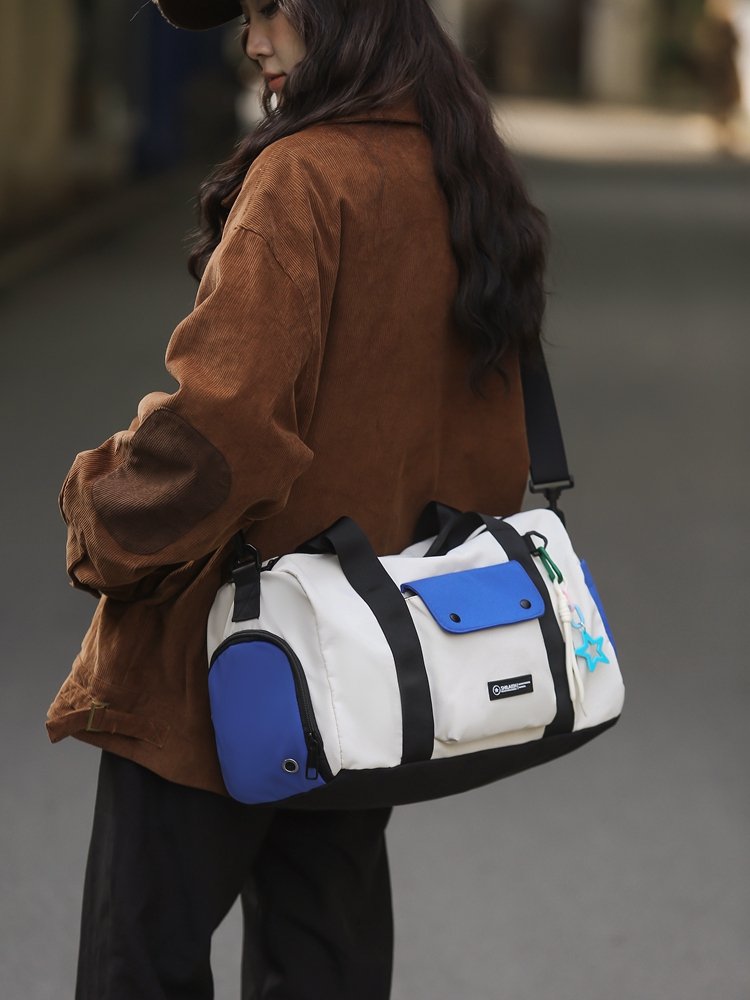 Short trip packs for water, dry and wet separation gymnasium packs for sports with large slashy capacity and multipurpose handbags