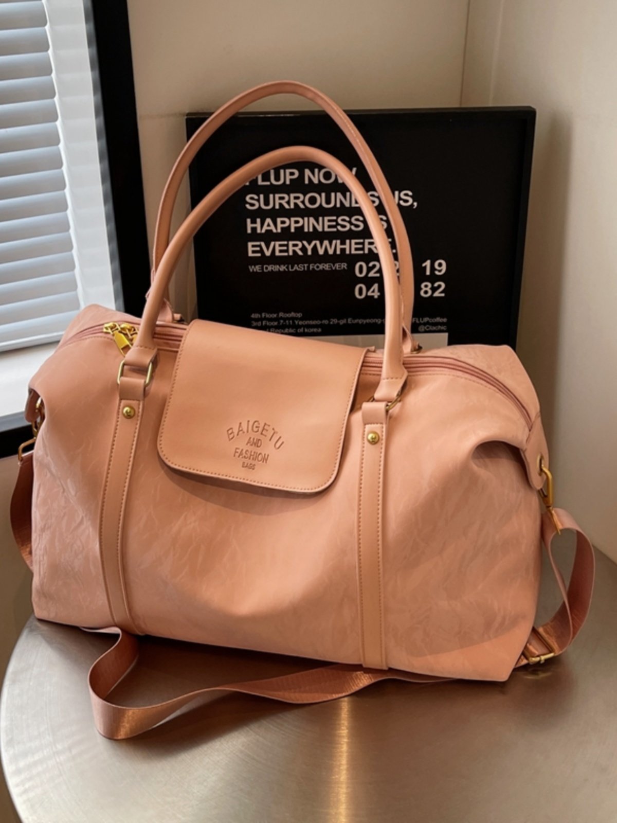 A large-capacity hand-held short-distance bag girl travels on a light-packed waterproof gym bag