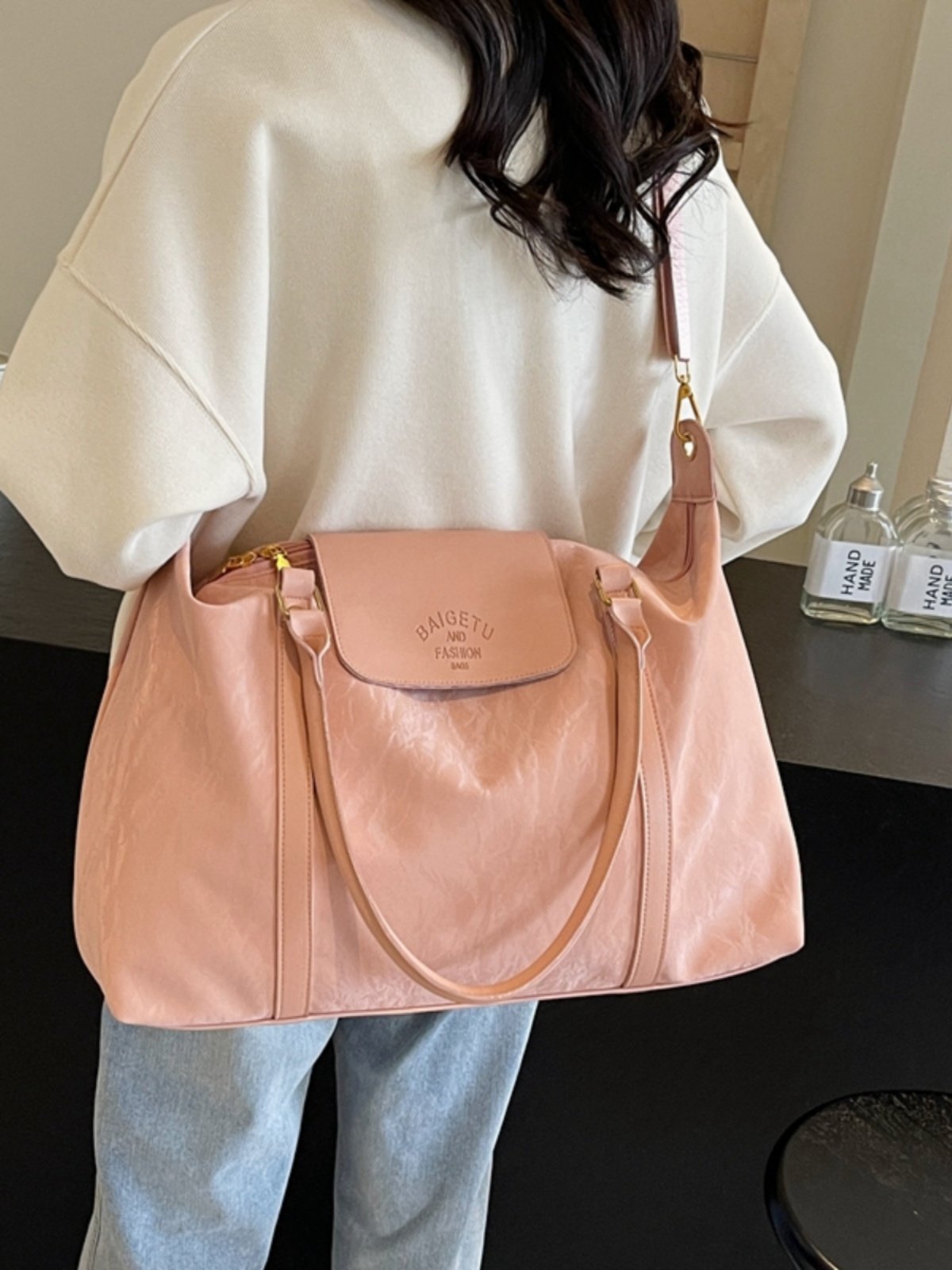 A large-capacity hand-held short-distance bag girl travels on a light-packed waterproof gym bag